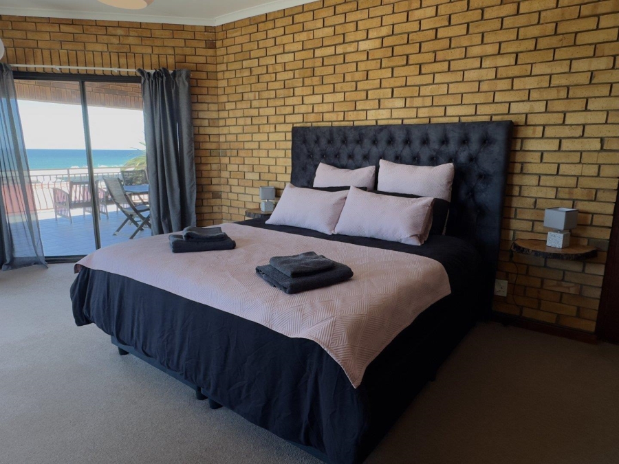 6 Bedroom Property for Sale in Wavecrest Eastern Cape